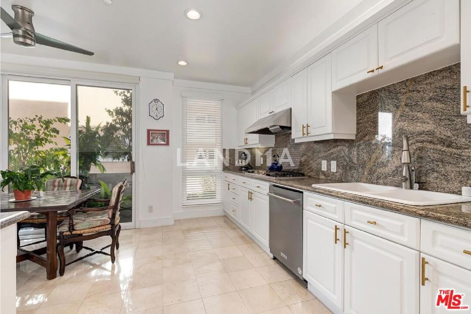 121 N Almont Drive #205 官网图片 6