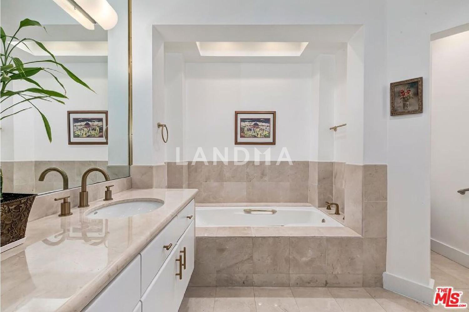 121 N Almont Drive #205 官网图片 11
