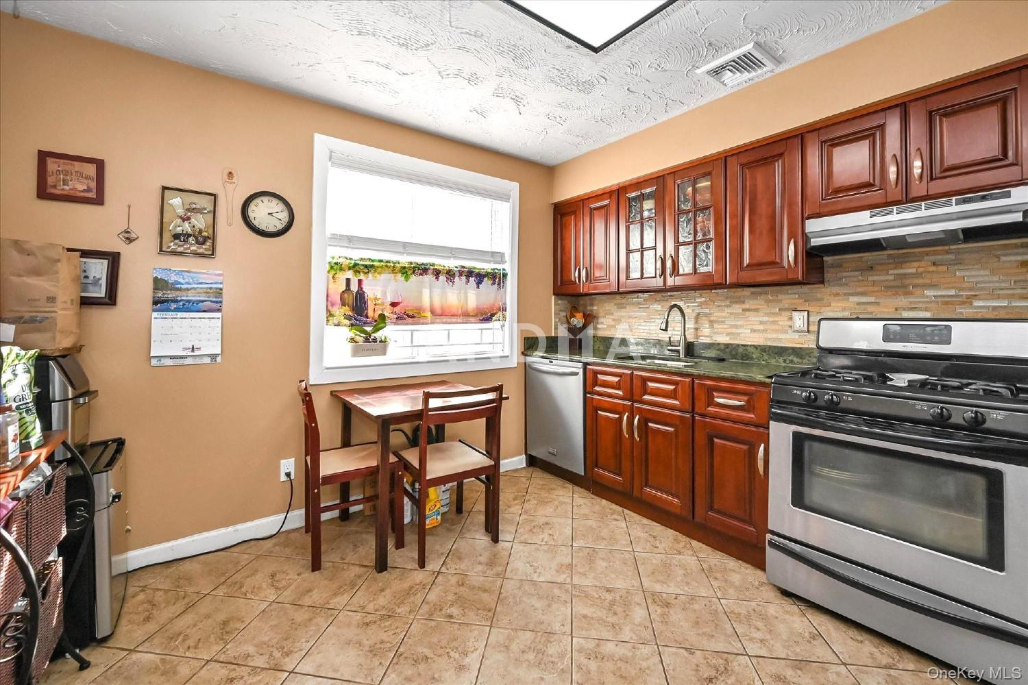 68-57 Cloverdale Boulevard  Unit 109 官网图片 7