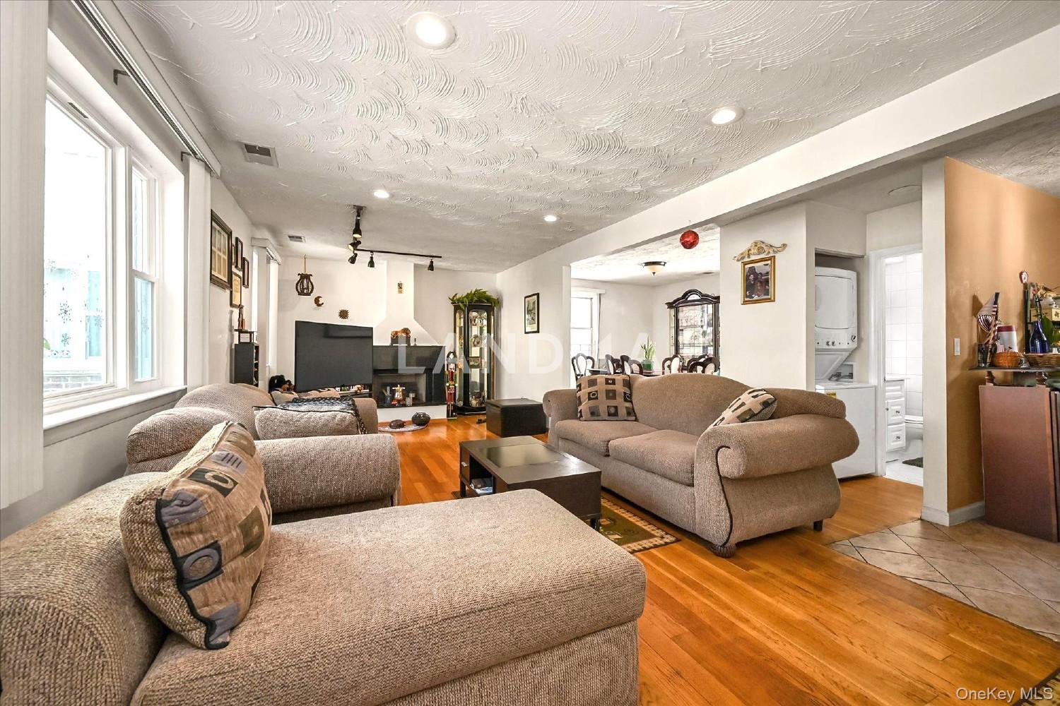 68-57 Cloverdale Boulevard  Unit 109 官网图片 3